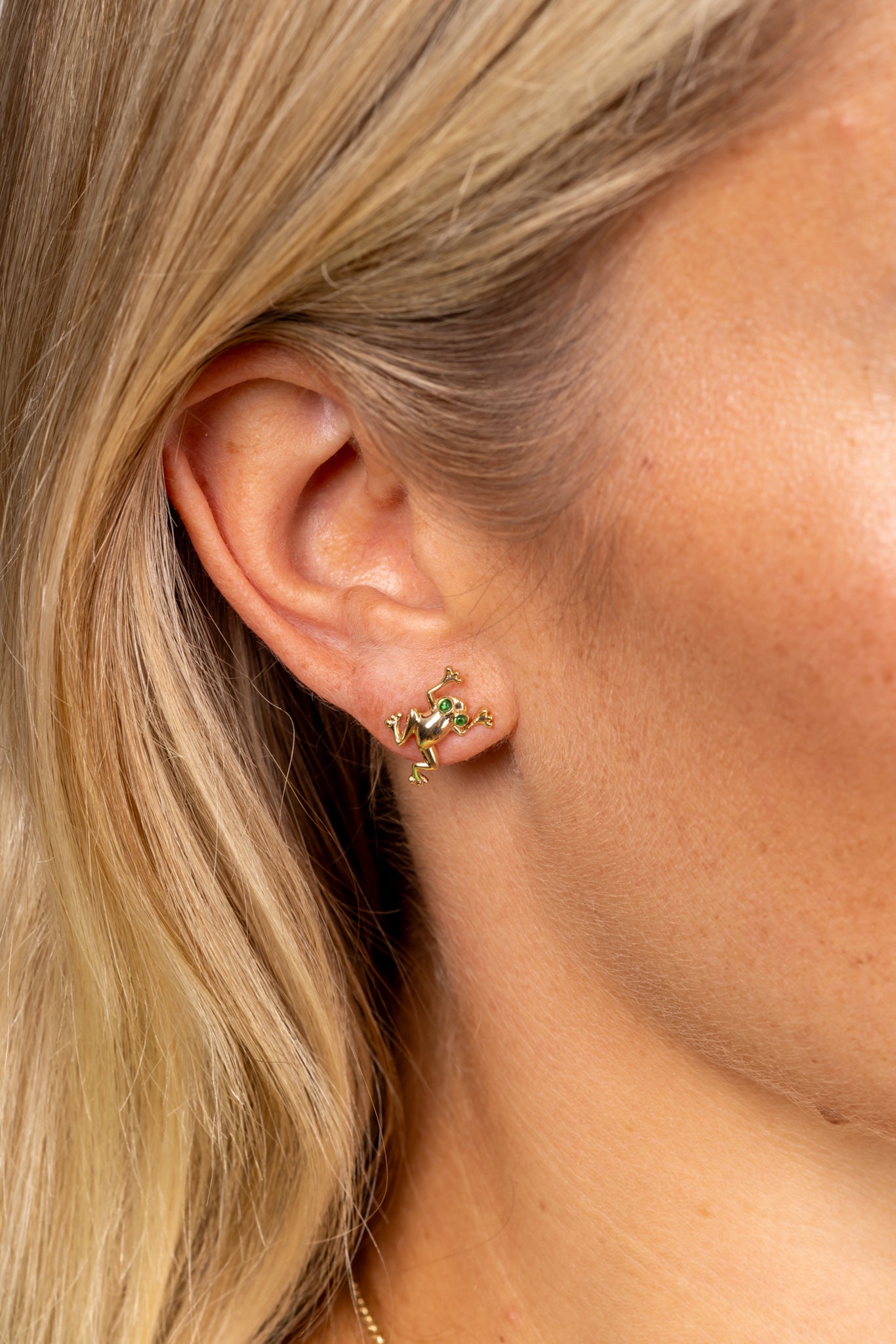 The Gem-Eye Frog Stud Earrings